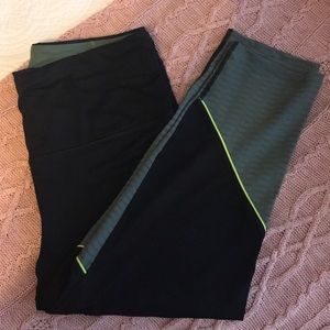 Very high-waisted athletic capris